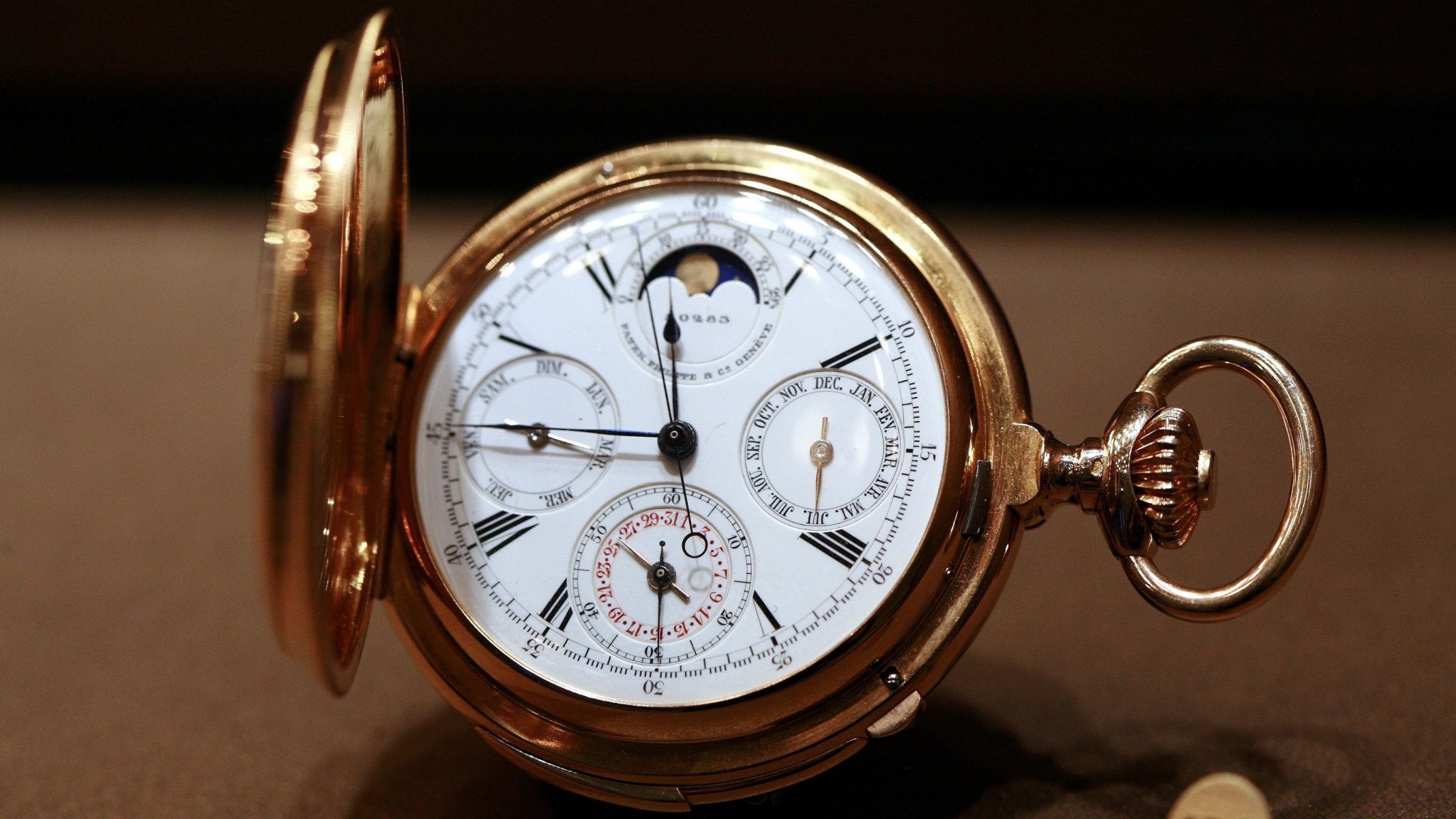 zegarek kieszonkowy retro ręce