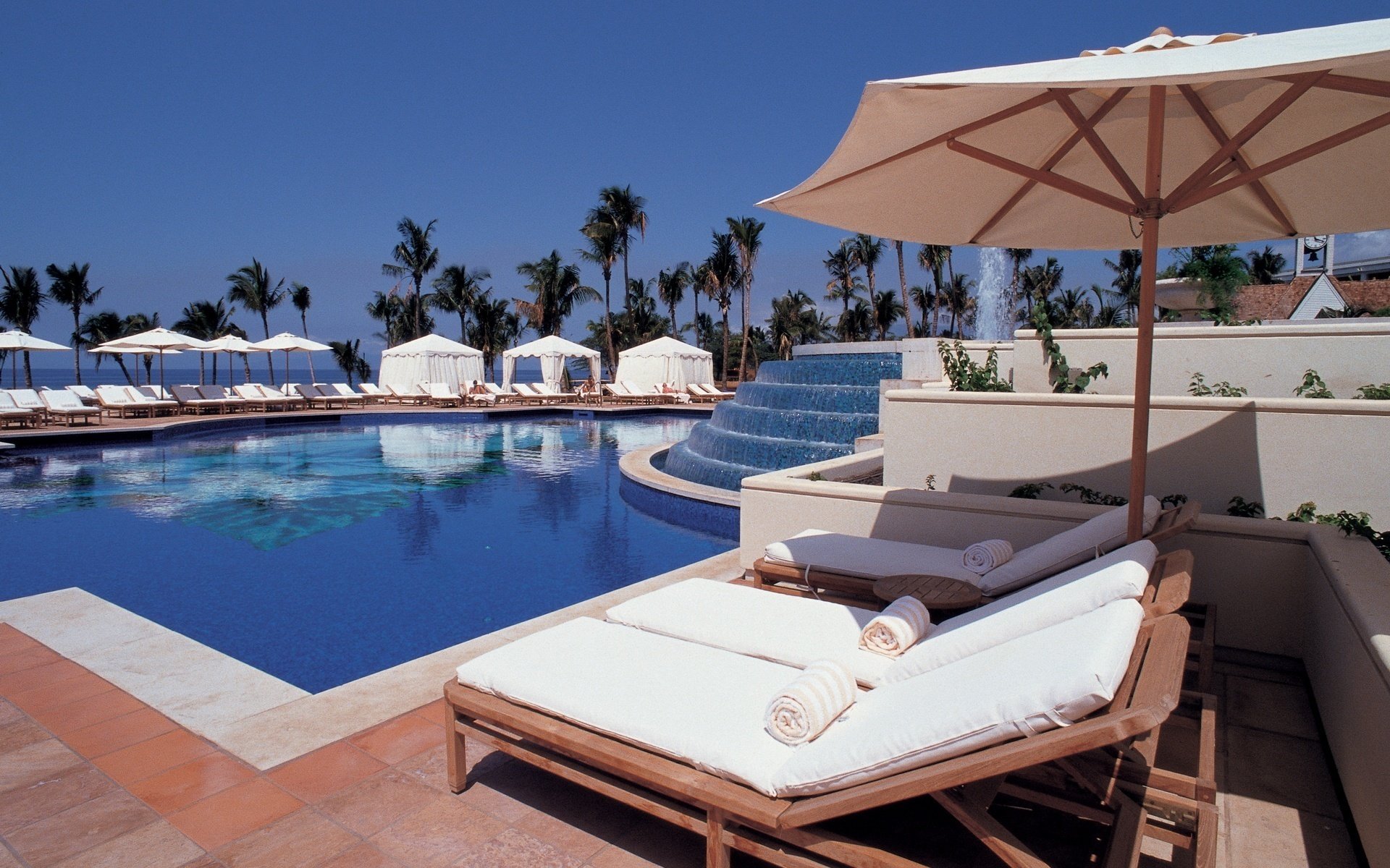 upalne niebo leżaki parasole basen woda niebo ośrodek wypoczynek leżaki palmy tropiki fontanna hotel lato upał błękitne niebo upał