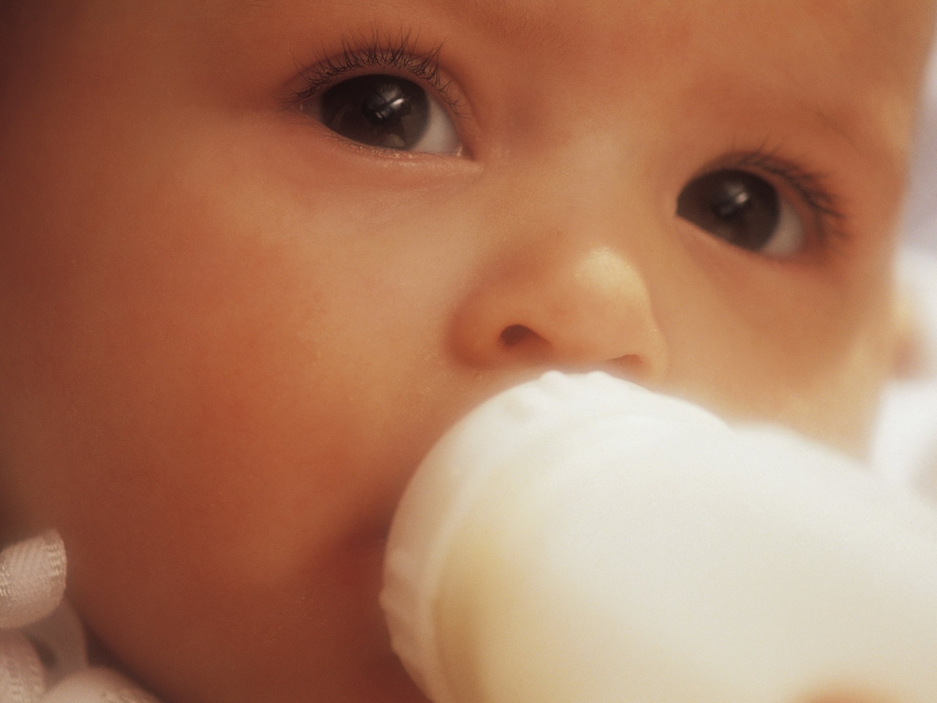 jedzenie zabawny proces jedzenie dziecko portret spojrzenie oczy butelka karmienie mleko mieszanka twarz