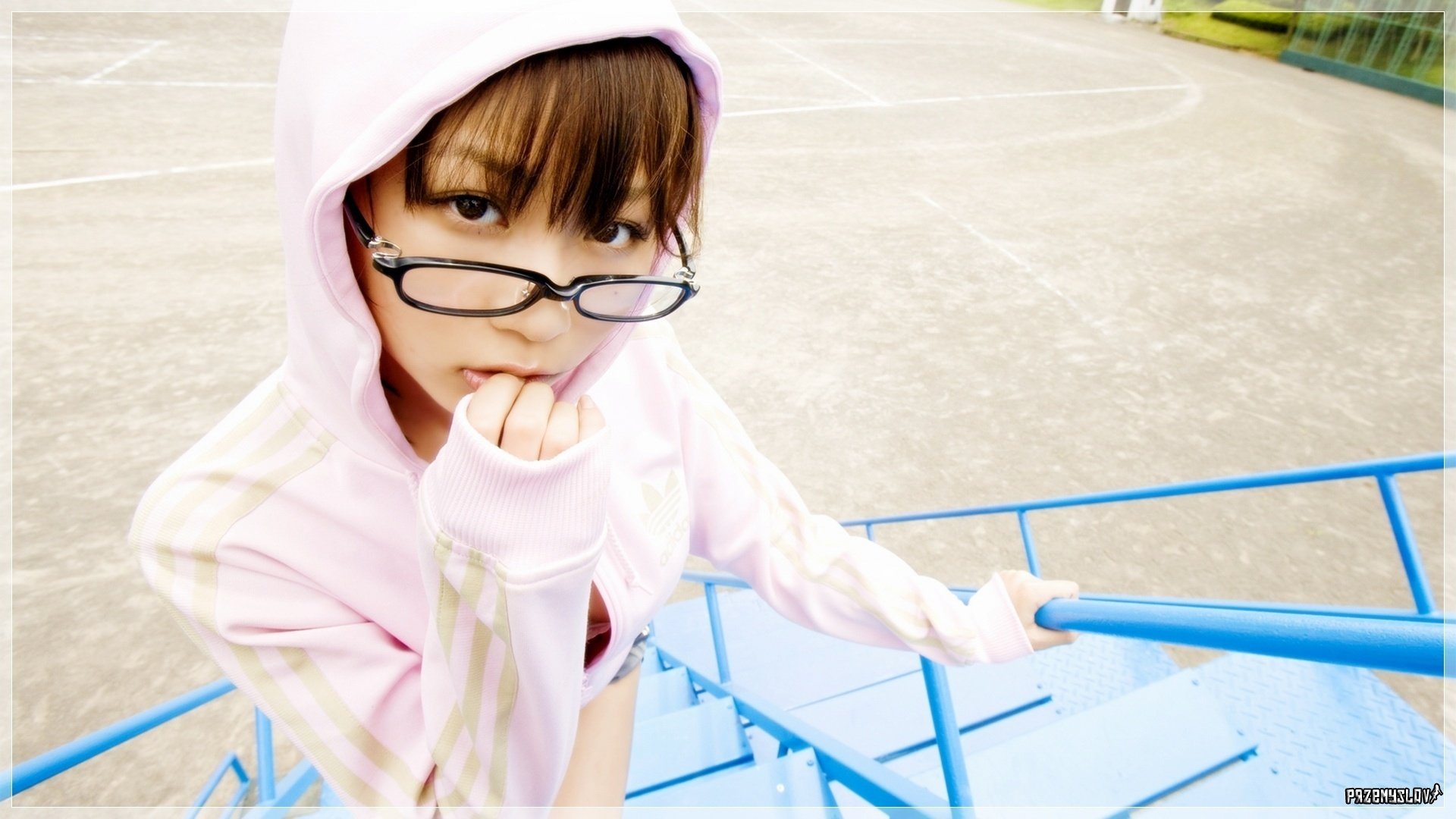 czarne okulary na schodach dziewczyna portret spojrzenie oczy asfalt twarz okulary