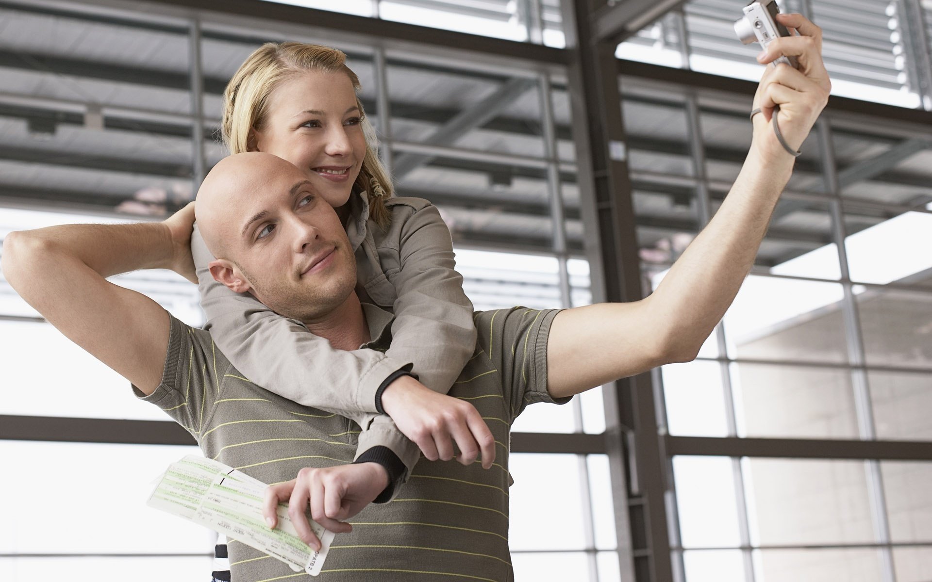 romans służbowy on i ona zaufanie romans czułość pasja uczucia miłość randka spotkanie kochankowie para mężczyźni kobiety