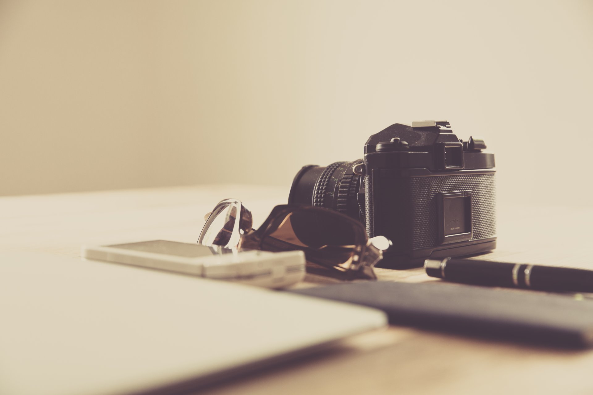 fotograf marcus spiske zdjęcie aparat okulary smartfon długopis