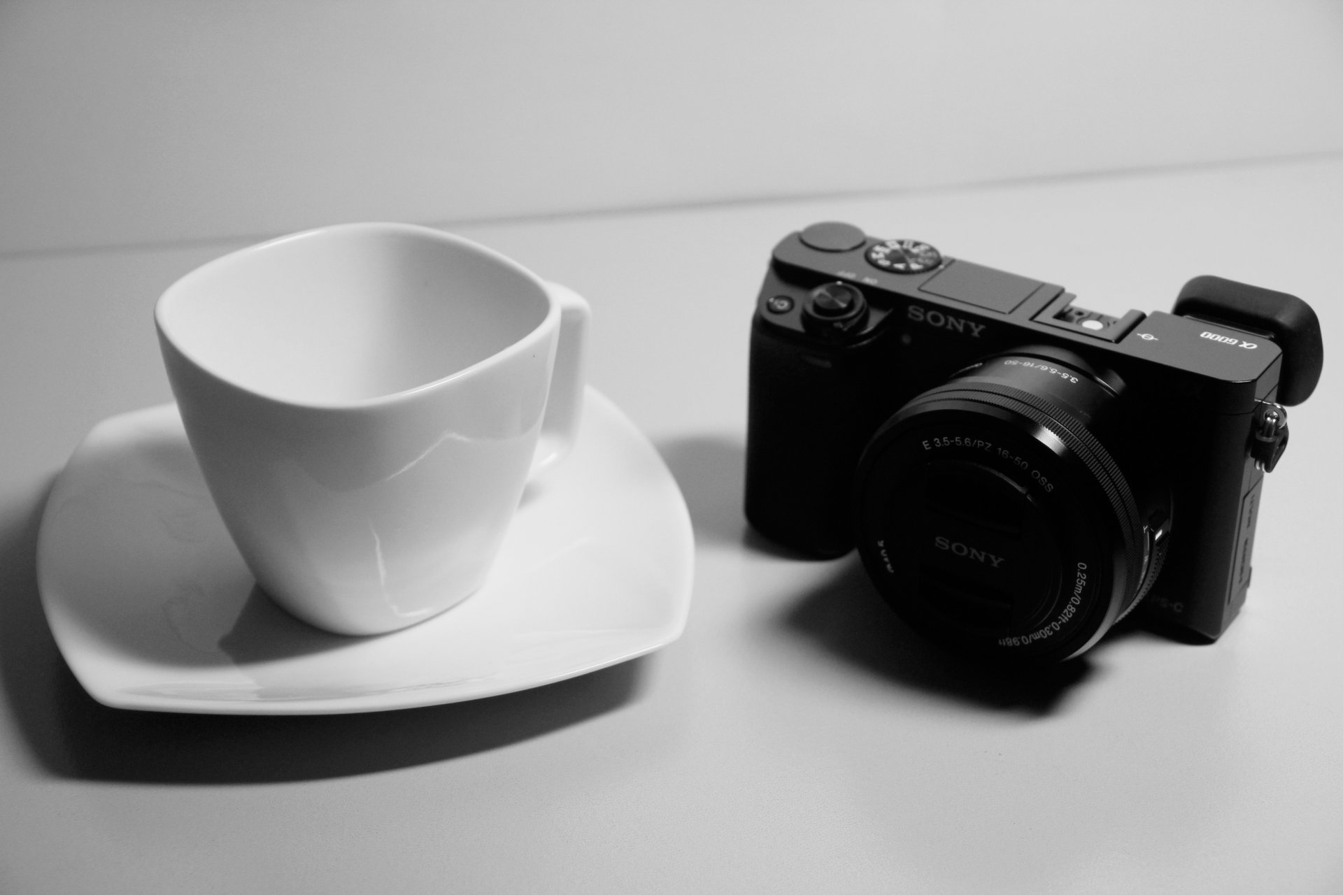 ony a6000 czarny kubek biały sytuacja hd