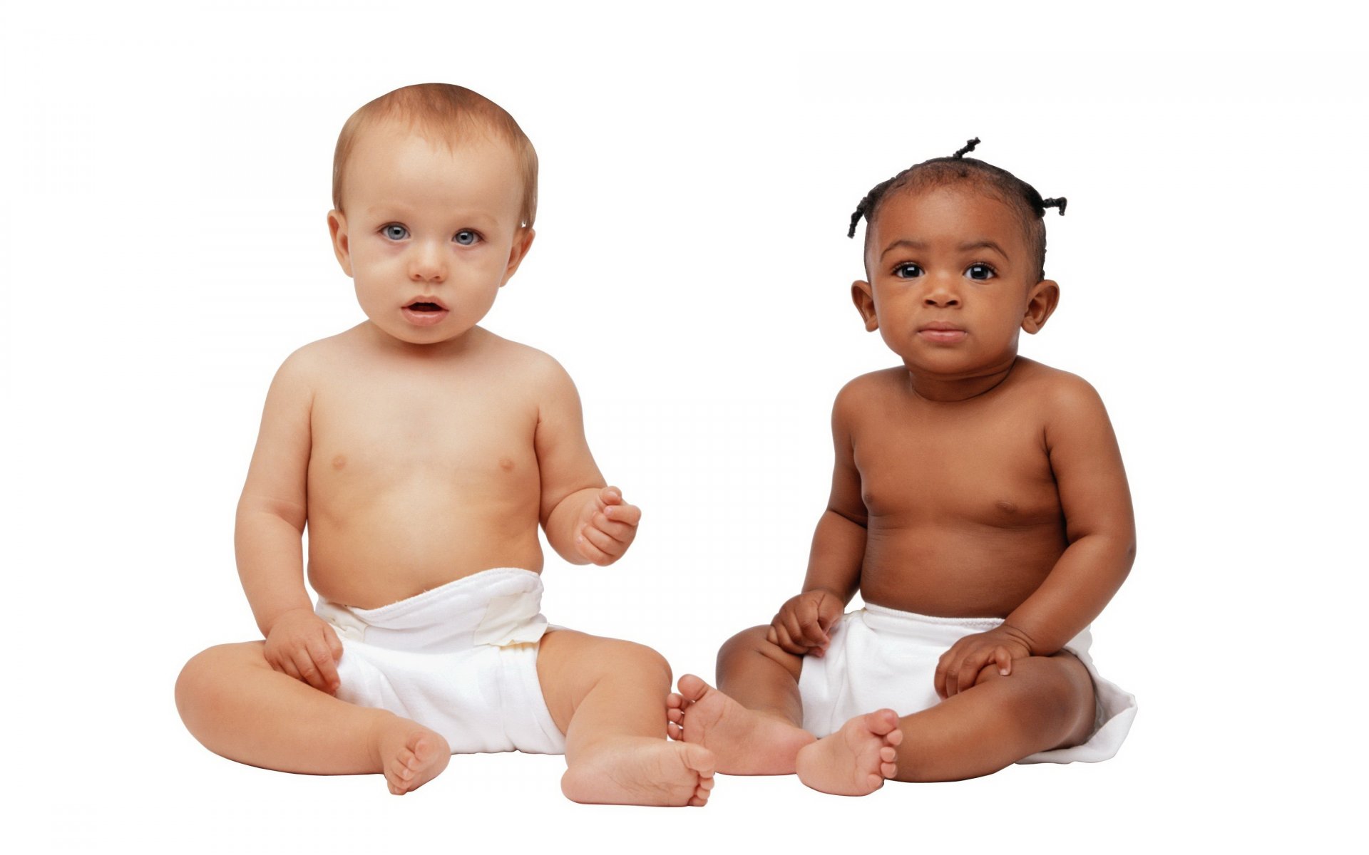 zaskoczone twarze jasny śniady okruchy spojrzenie dzieci przyjaciele dzieci różne rasy fidget pieluchy siedzą oczy twarz