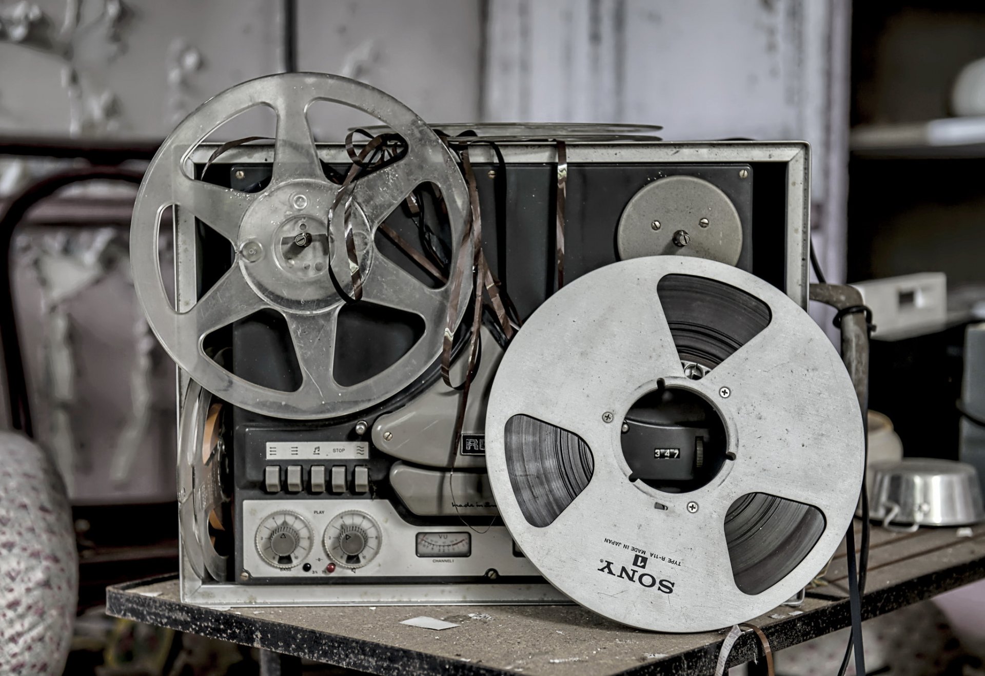 magitofon złom tło