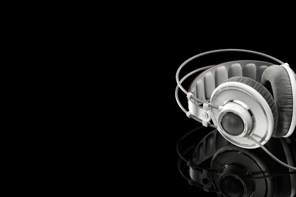 Słuchawki zepsute leżą i odbijają się