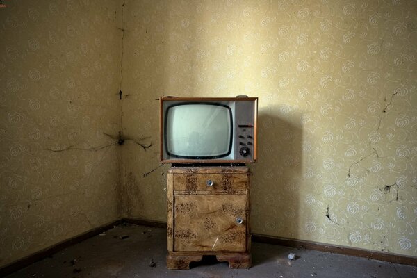 Zabytkowy telewizor na tle złej naprawy