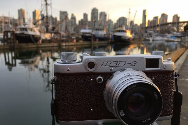 Duże miasto sfotografowane starym aparatem