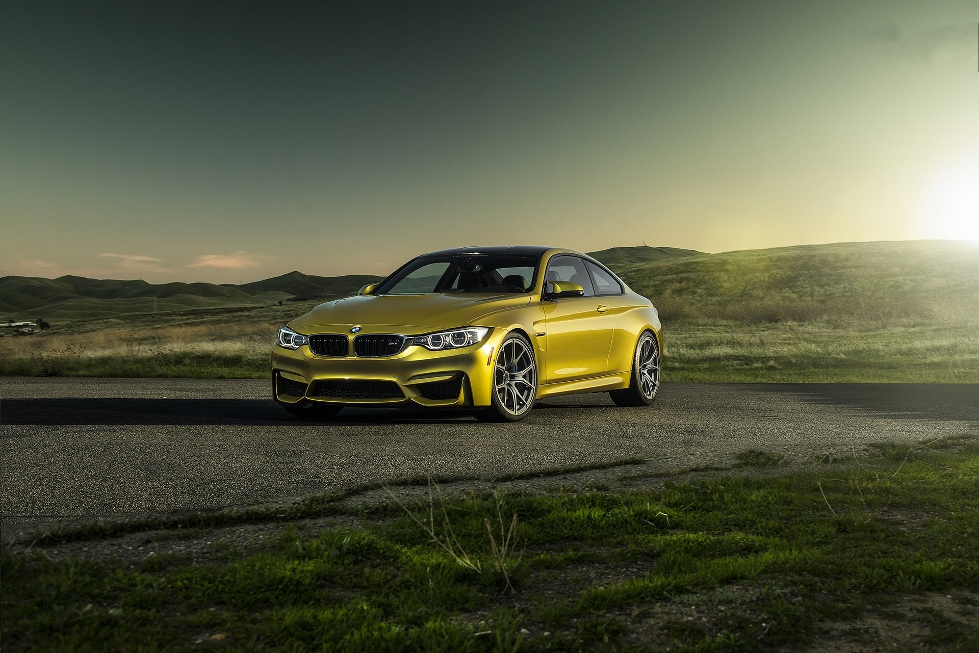 bmw m4 f82 żółty bmw coupe zachód słońca cień