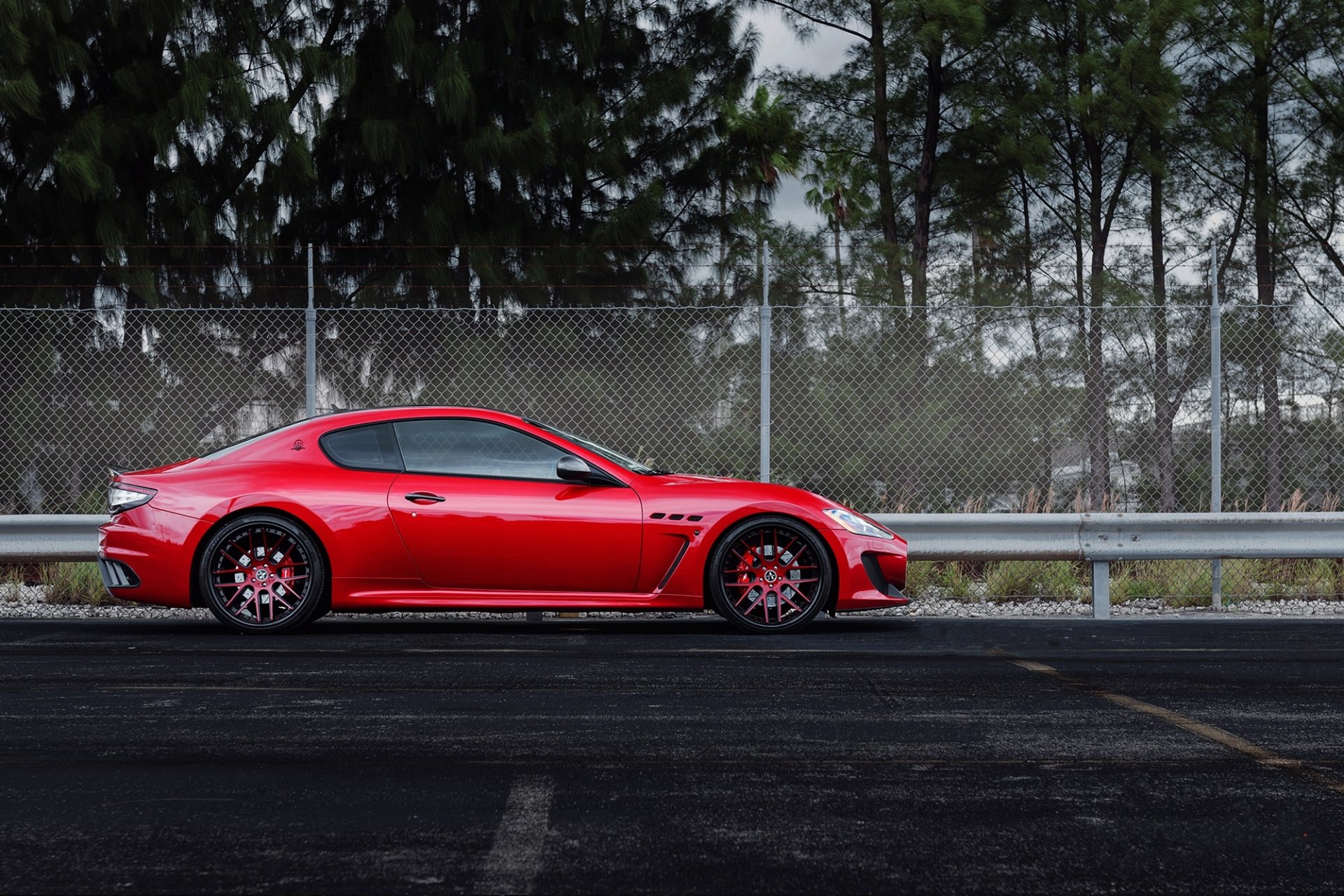 maserati granturismo mc stradale czerwone koła drzewa maserati granturismo czerwone profil felgi ogrodzenie