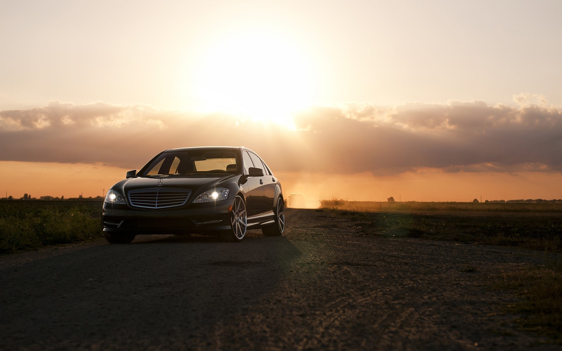 merc cook ket samochody samochody auto transport samochody zachód słońca czarne auto reflektory chmury promienie słońce jasne światło mercedes taczka felgi jazda droga pojazd