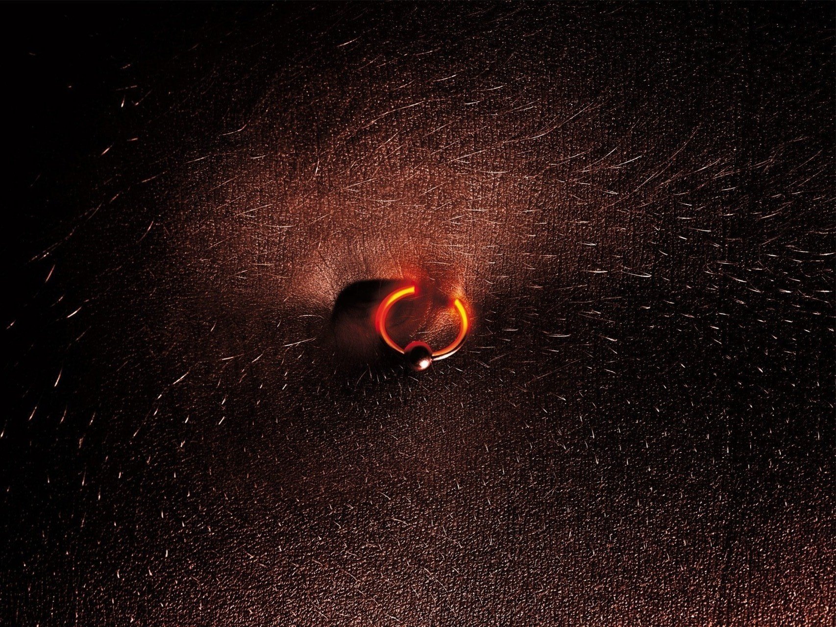 świecący kolczyk przebicie skóra iskry makro włosy pępek piercing