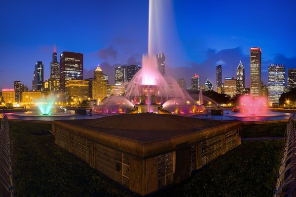 Nocna Fontanna na tle drapaczy chmur w Chicago