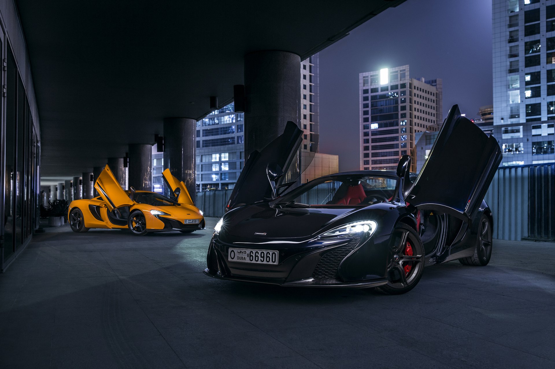 mclaren 650s dubaj supersamochody czarny pomarańczowy drzwi przód