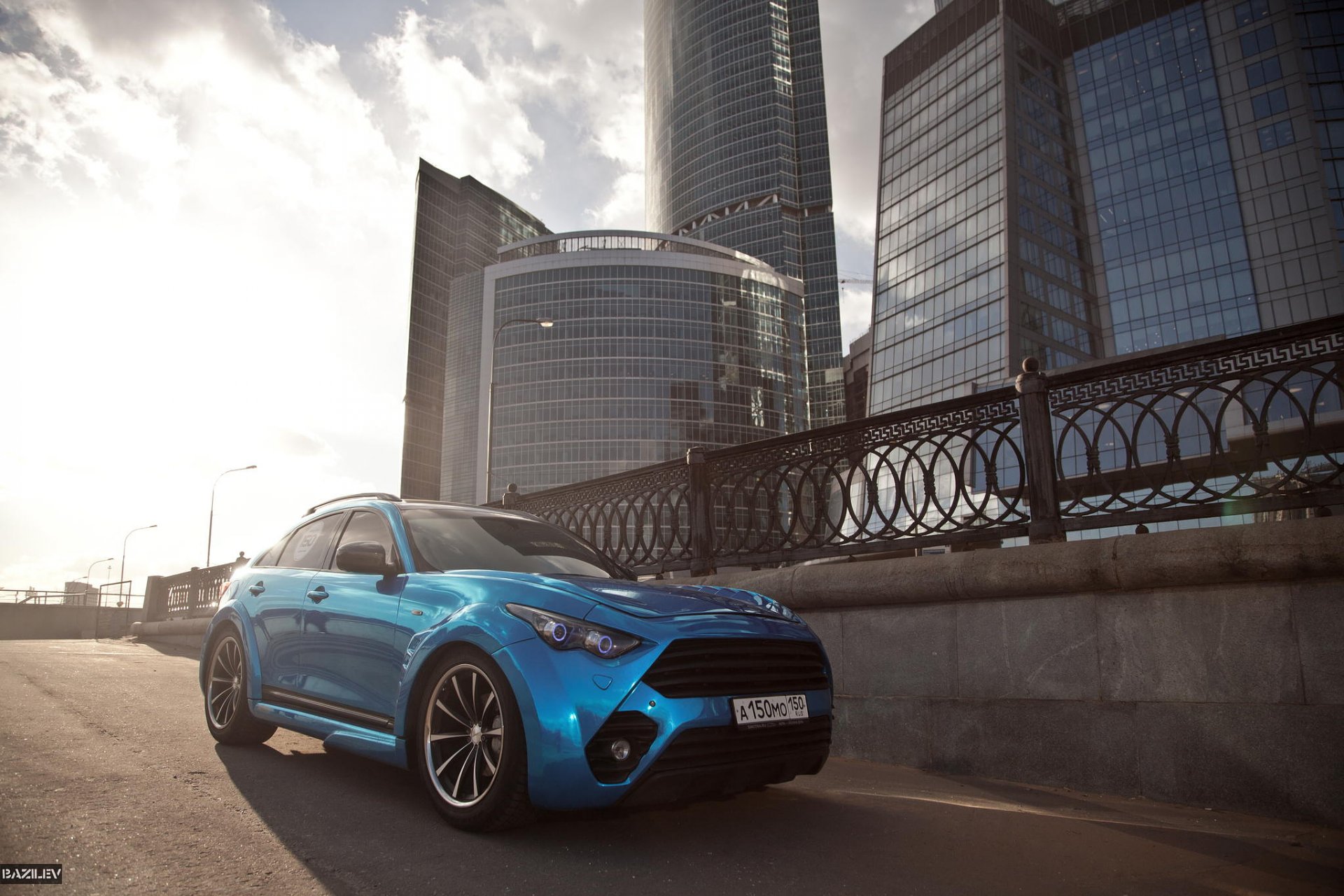 alex bazylev fotograf infiniti fx50 niebieski felgi zachód słońca