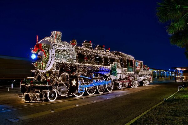 Radziecki parowóz w świątecznej girlandzie