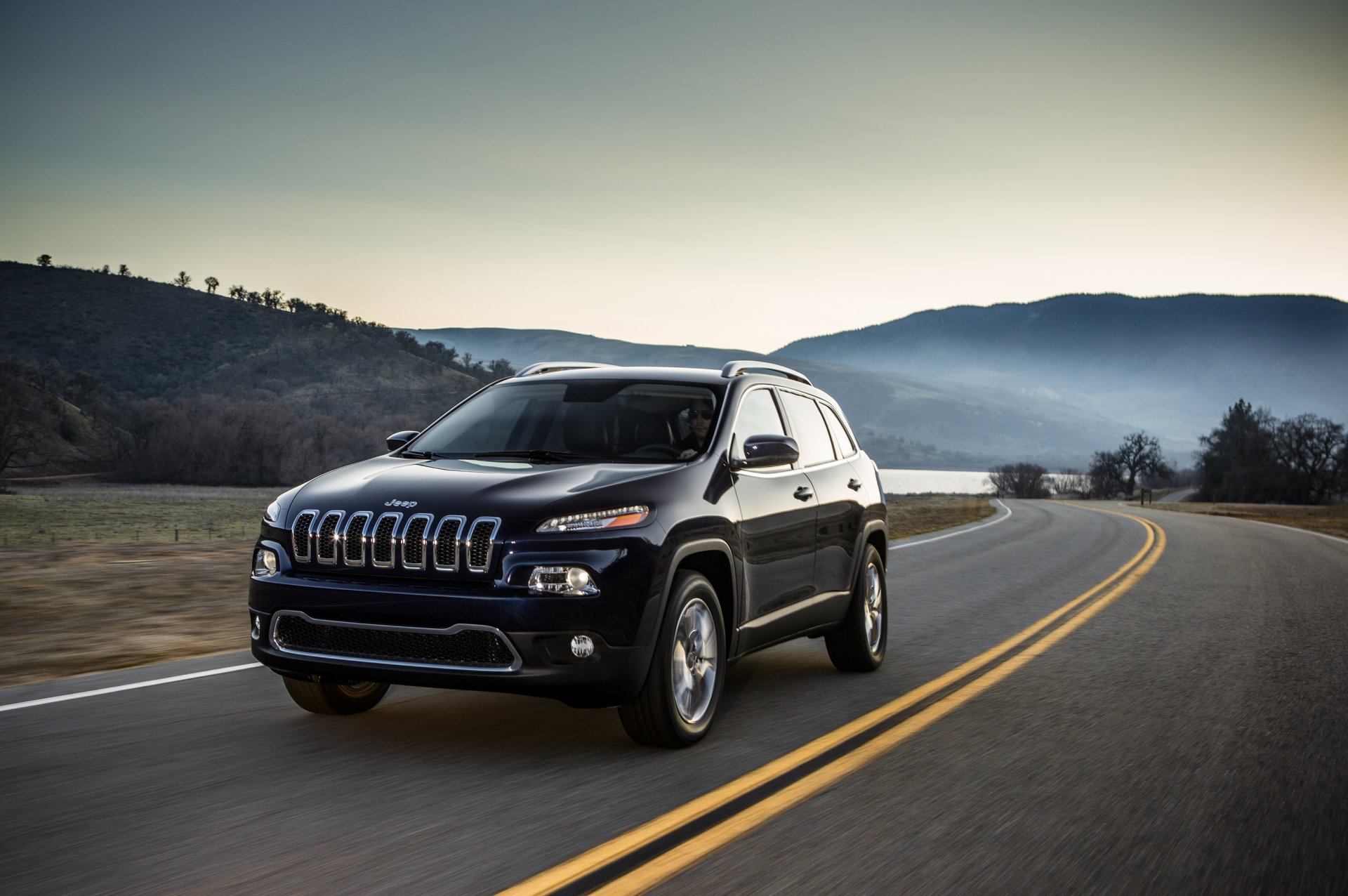 droga oznakowanie samochód jeep cherokee. terenowy wzgórza drzewa