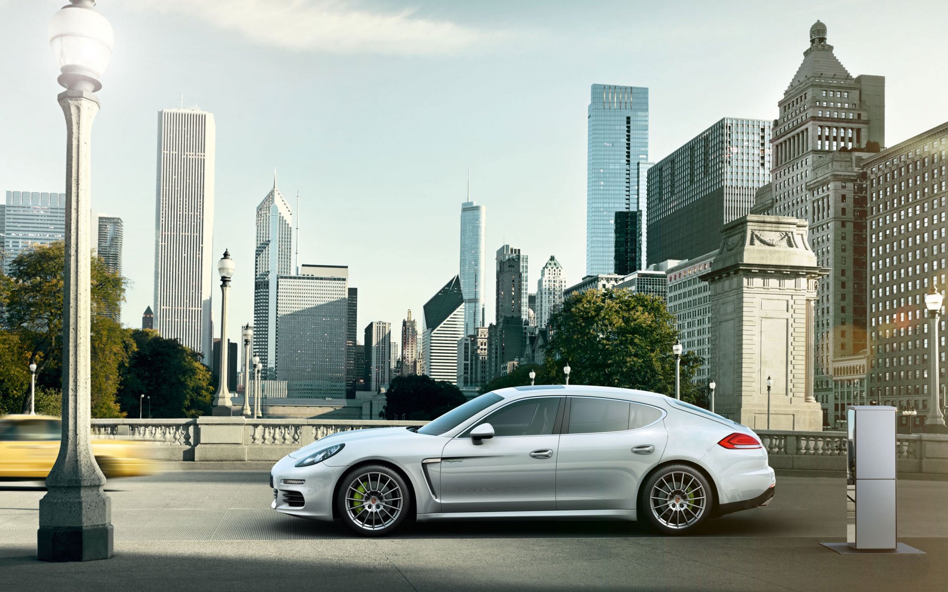 porsche panamera e-hybrid auto białe miasto dzień widok z boku samochód porsche