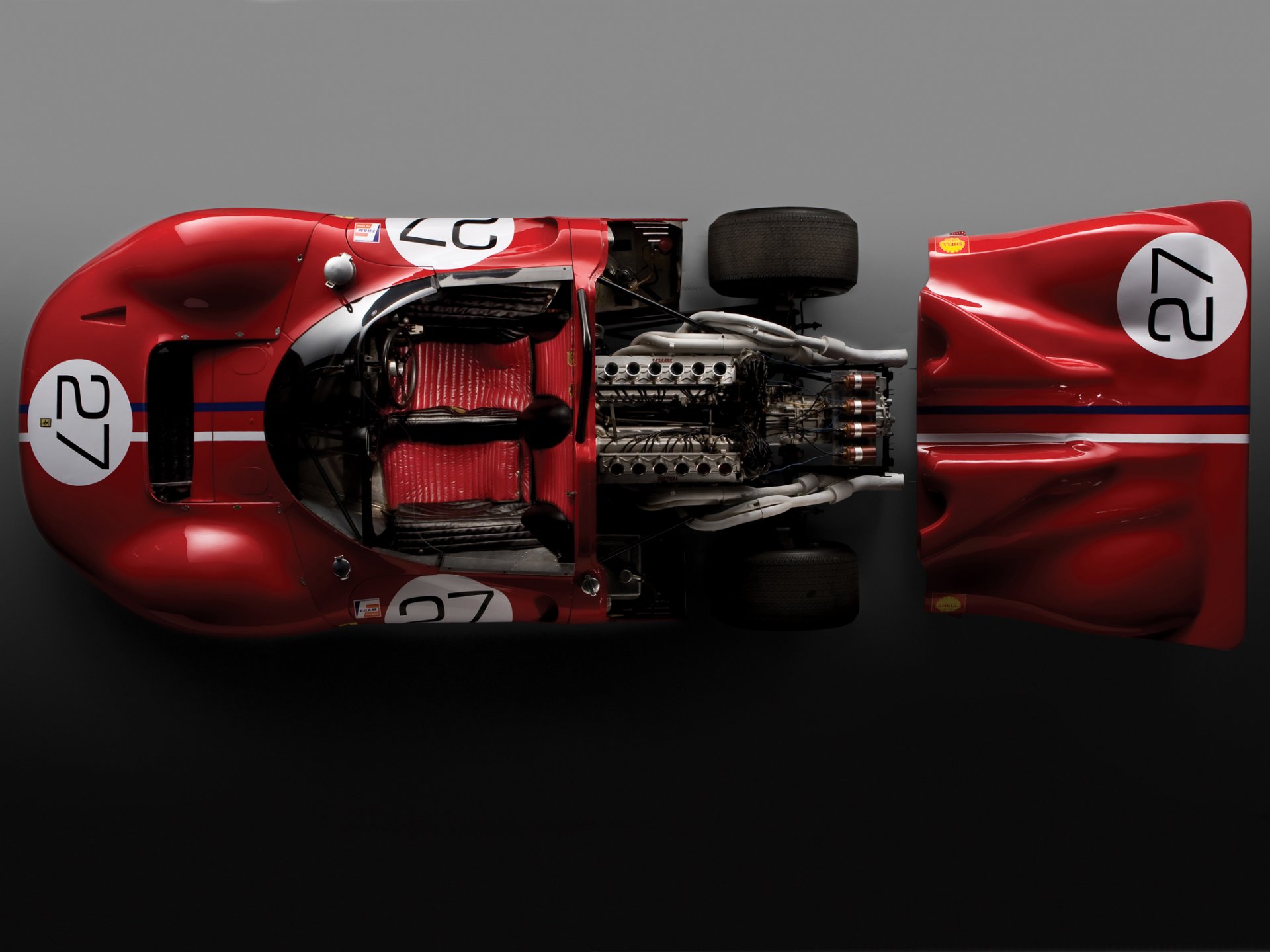 klasyczny samochód wyścigowy ferrari can-am spider 1967 widok z góry komora silnika