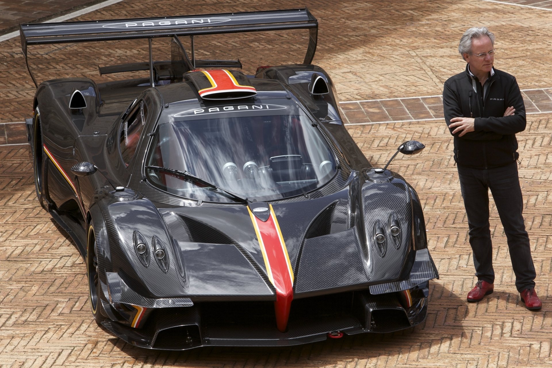 pagani zonda revolution pagani sonda rewolucja supersamochód hipercar przód horatio pagani inżynier projektant tło