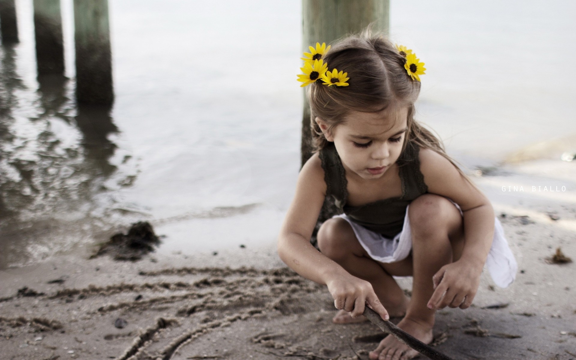 piasek dziewczyna kwiaty