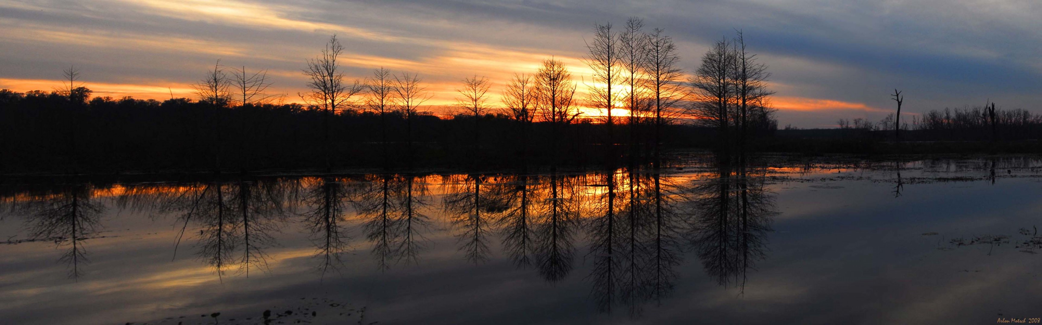 zachód słońca rzeka las