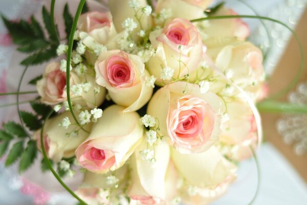 Bukiet ślubny z różowych róż