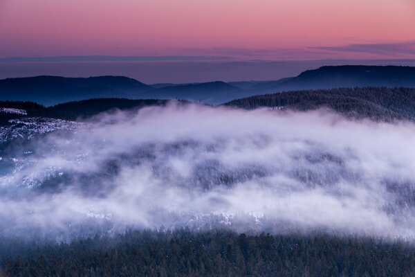 Wieczorny zachód słońca z panoramicznym widokiem