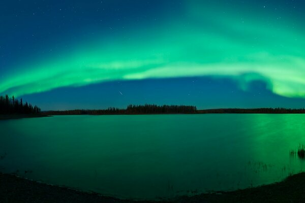 Urzekająca Zorza polarna nad rzeką