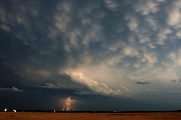 Błyskawica na ponurym ciemnym niebie
