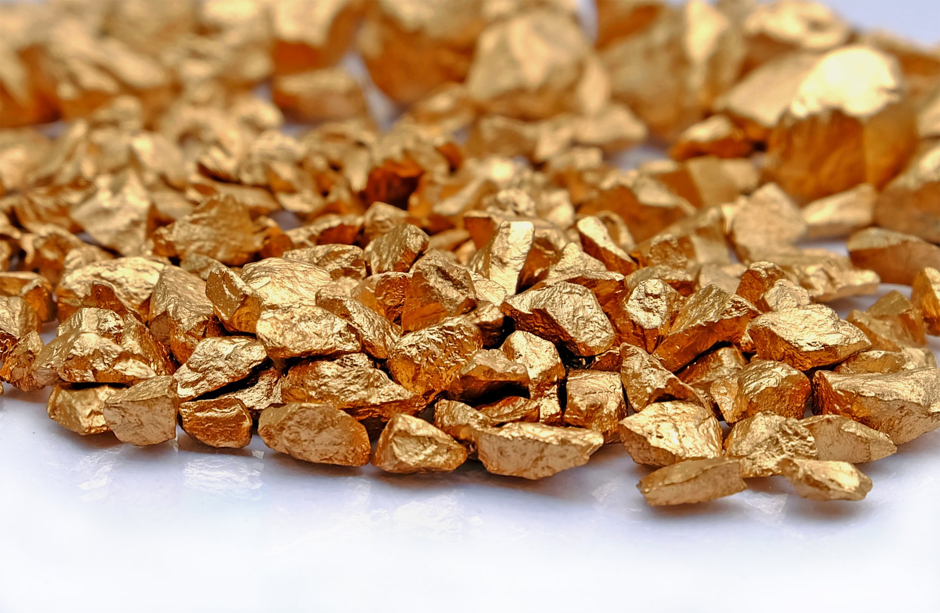 złoty metaliczny mineralny stół biały