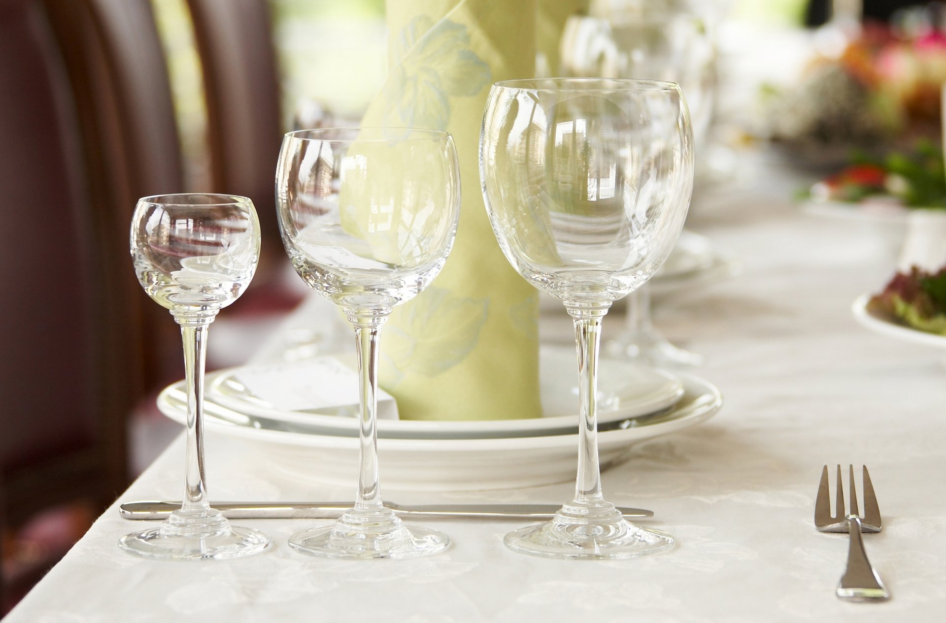 stół widelec nóż talerze serwetka serwowanie szklanki