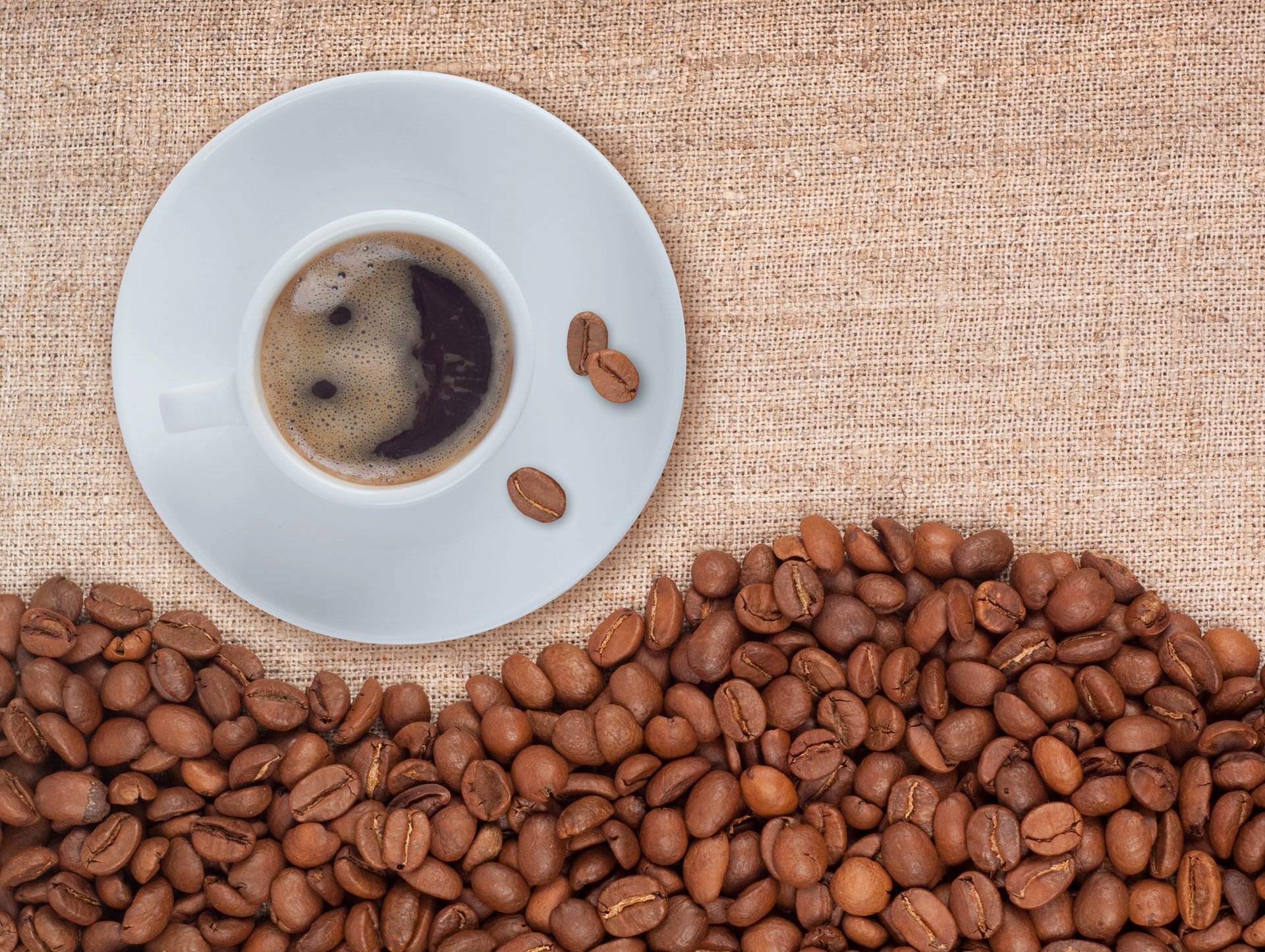 kawa pianka buźka napój filiżanka spodek