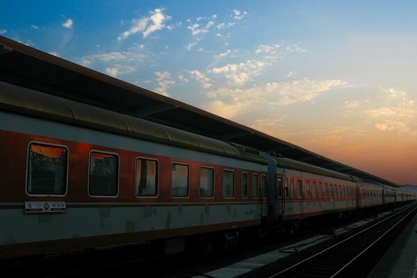 Pociąg na linii kolejowej na tle nieba