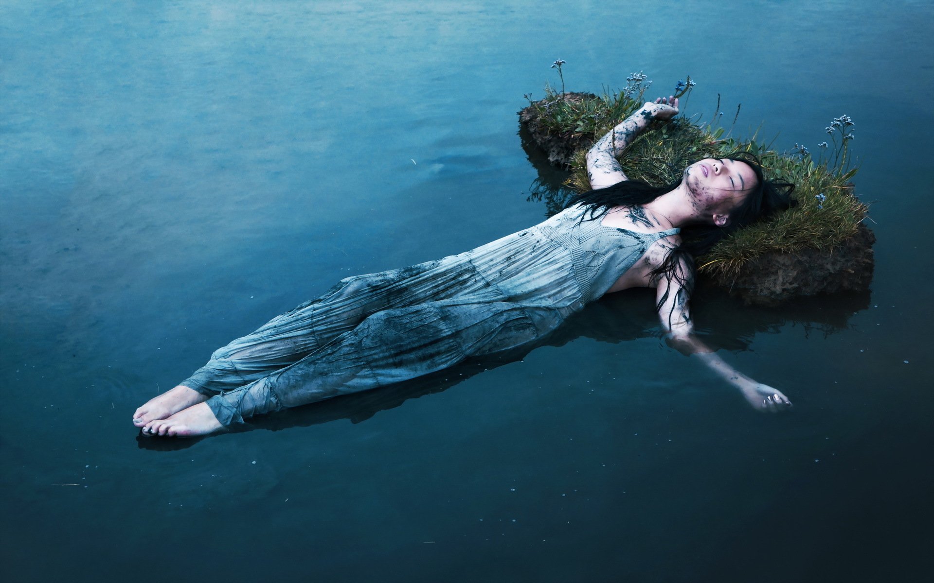 dziewczyna woda trawa kwiaty sukienka brunetka spokój