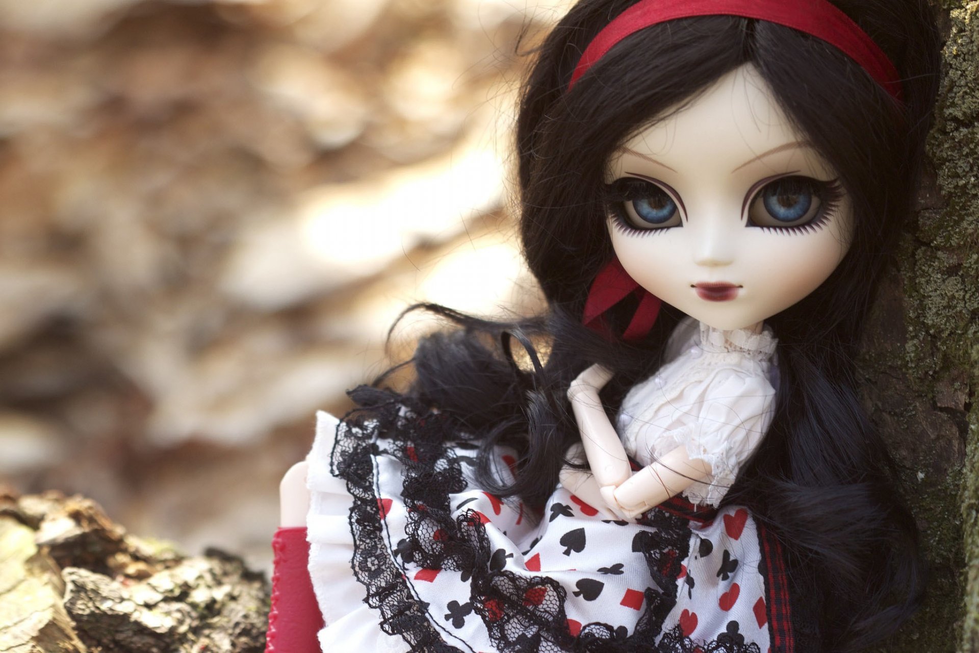 lalka zabawka siedzi brunetka długie włosy sukienka wstążka