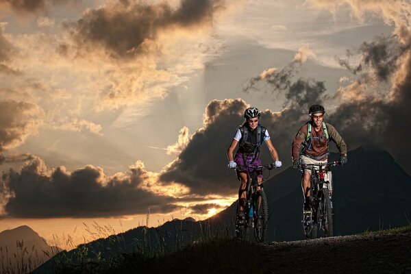 Turyści na rowerach cieszą się wieczorną przyrodą