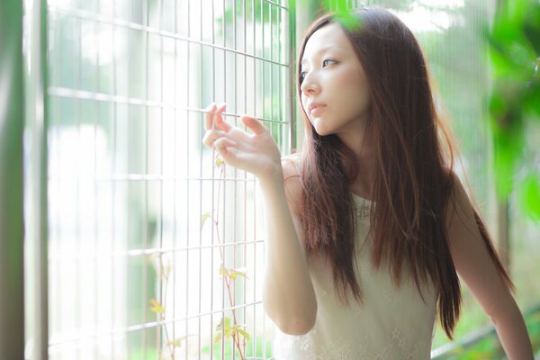 Dziewczyna Azjatka W zamyślonym nastroju