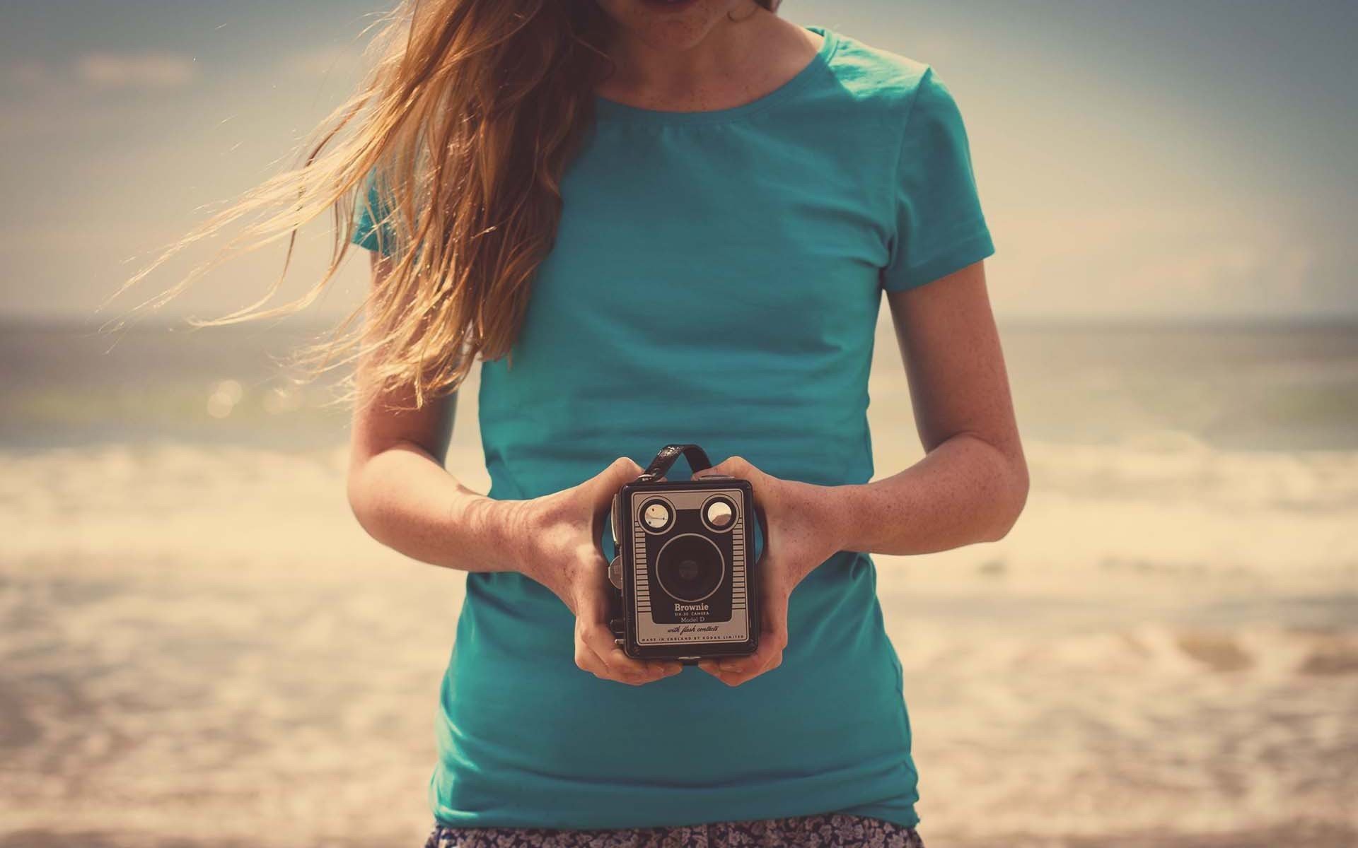 nastroje dziewczyna ciemne włosy natura plaża piasek ręce aparat kamera tło. tapety na pulpit tapety