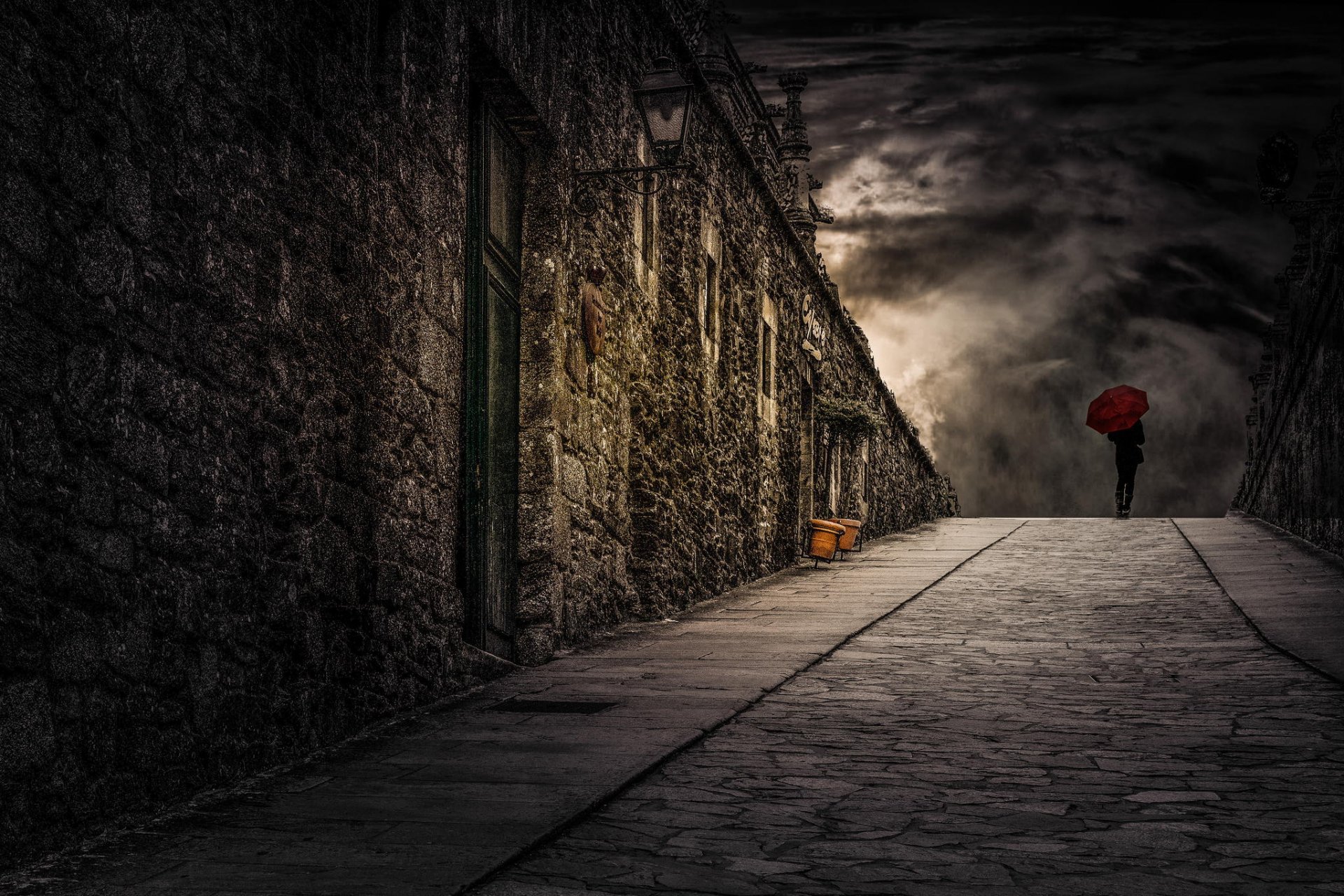 dziewczyna ulica parasol niebo