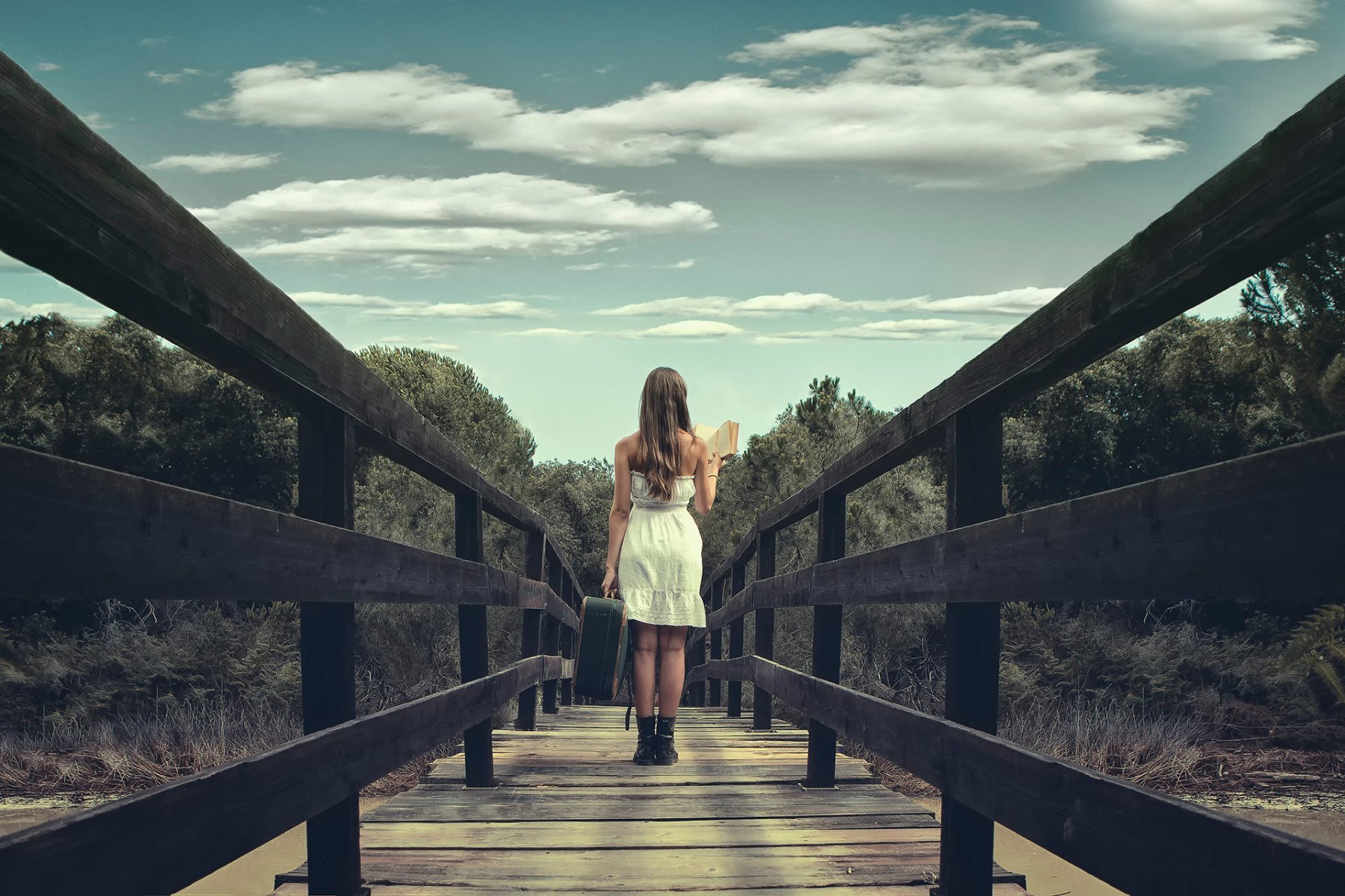 most dziewczyna walizka książka