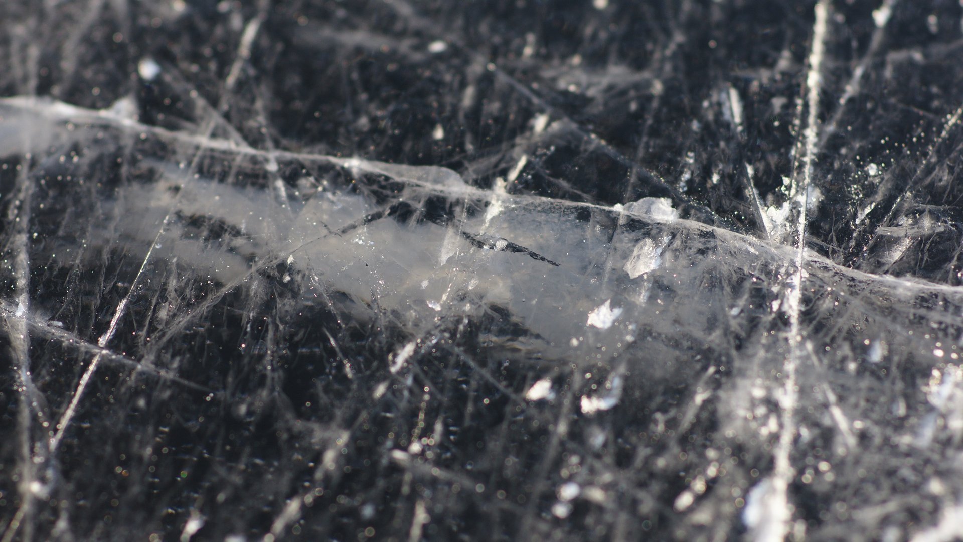 szkło pęknięcia odłamki szary biały światło