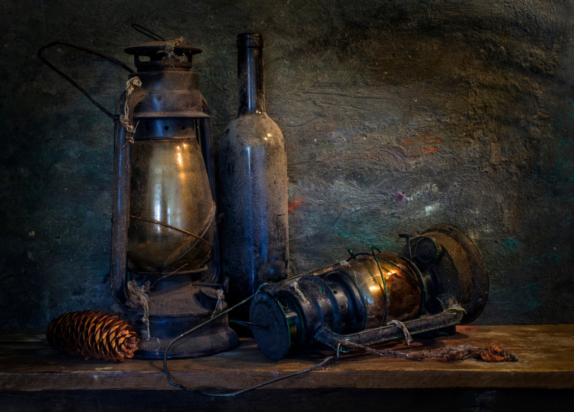 lata mijały lampy butelka guz pył wieków