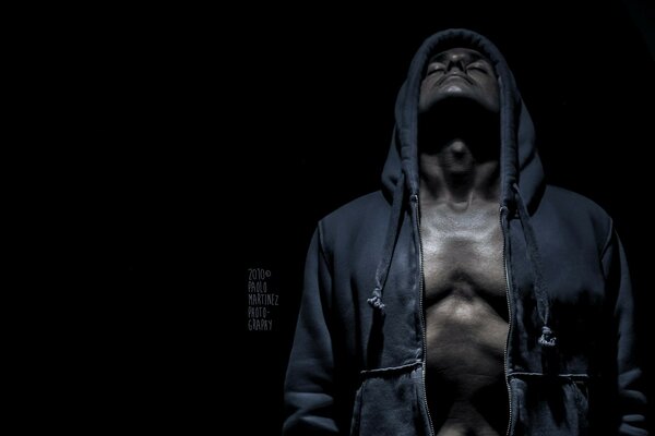 Czarny mężczyzna w bluzie