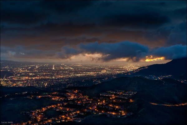 Chmury nad wieczorną Kalifornia