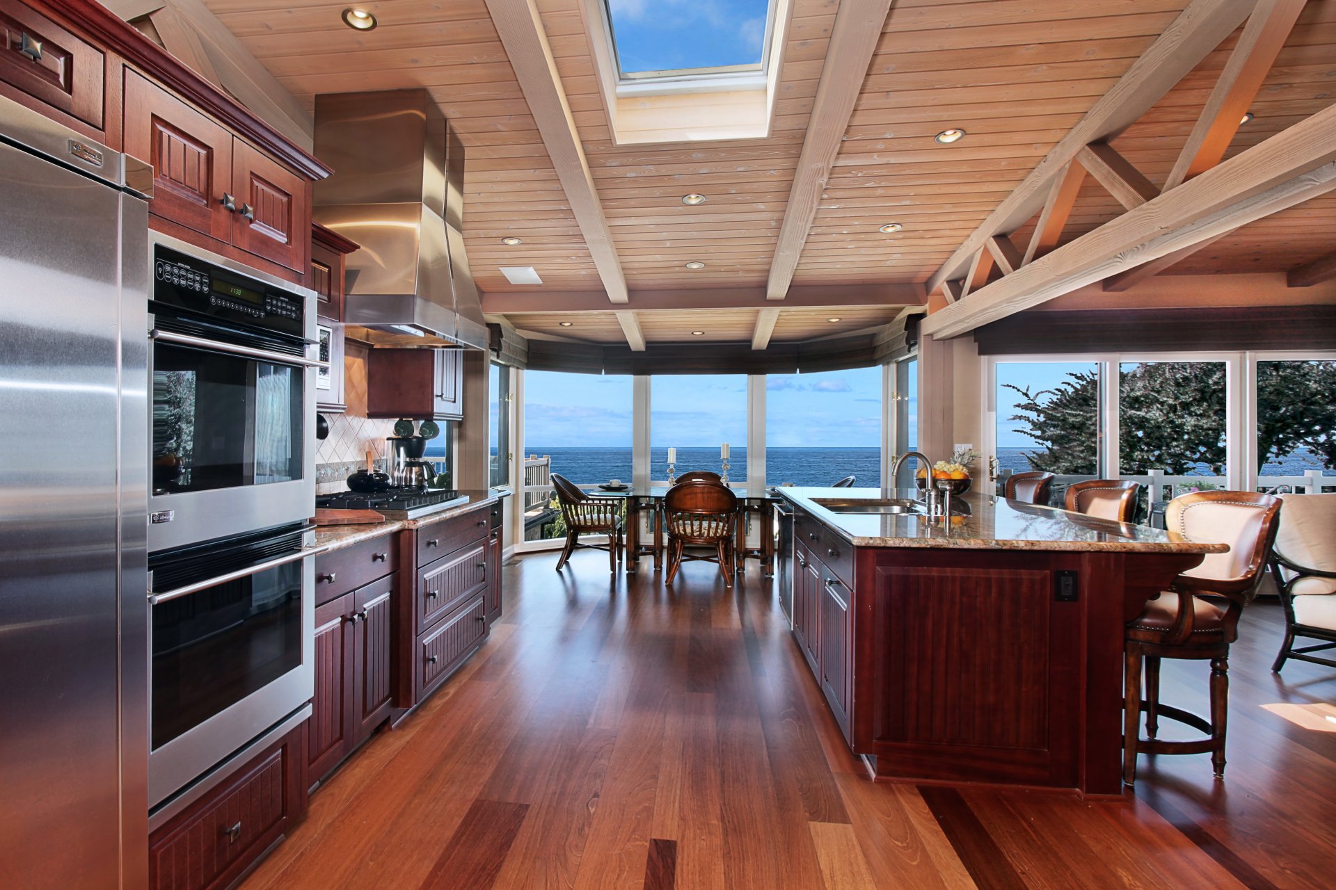 wnętrze design kuchnia stół okno zdjęcie