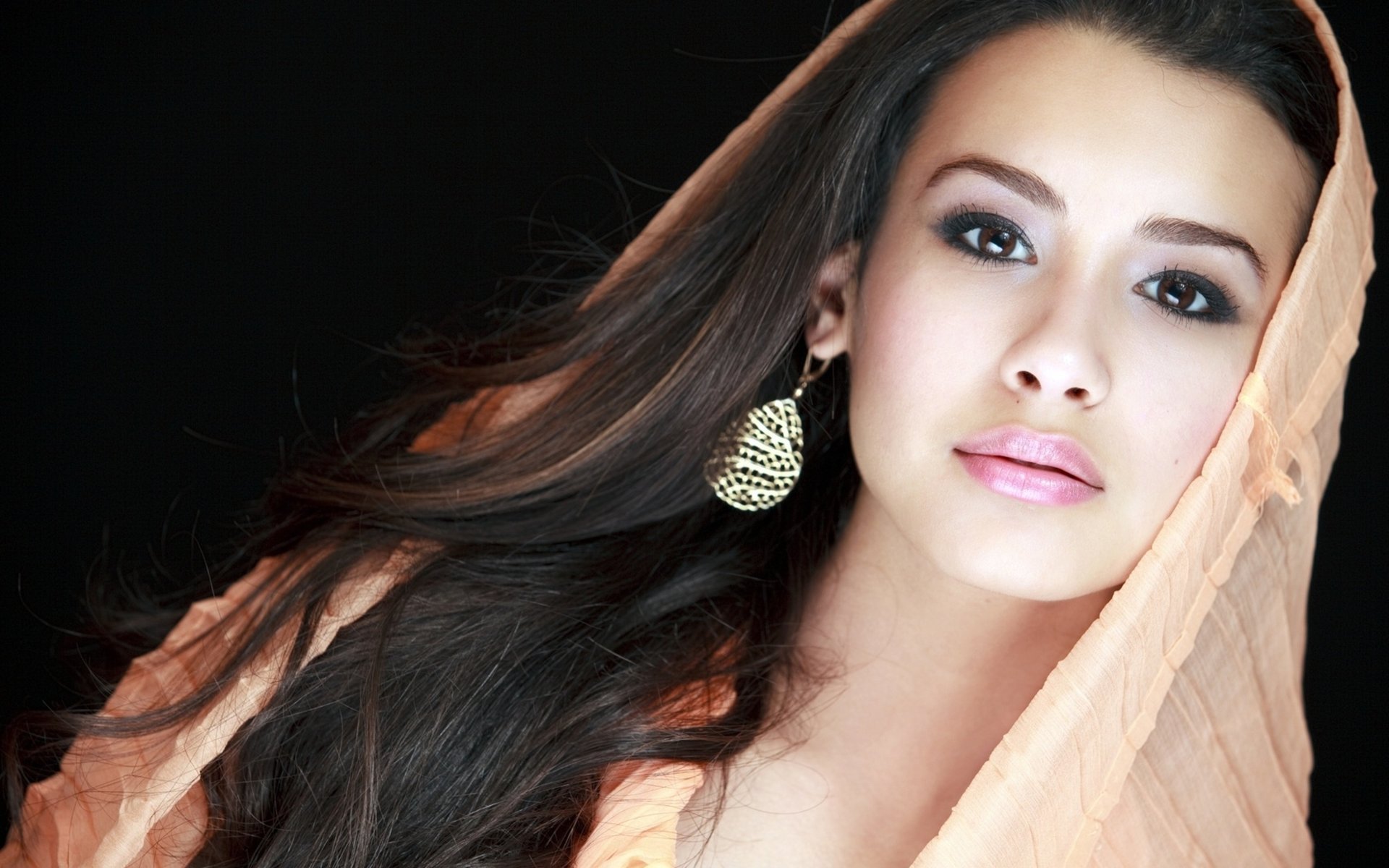 brunetka chusteczka kolczyki