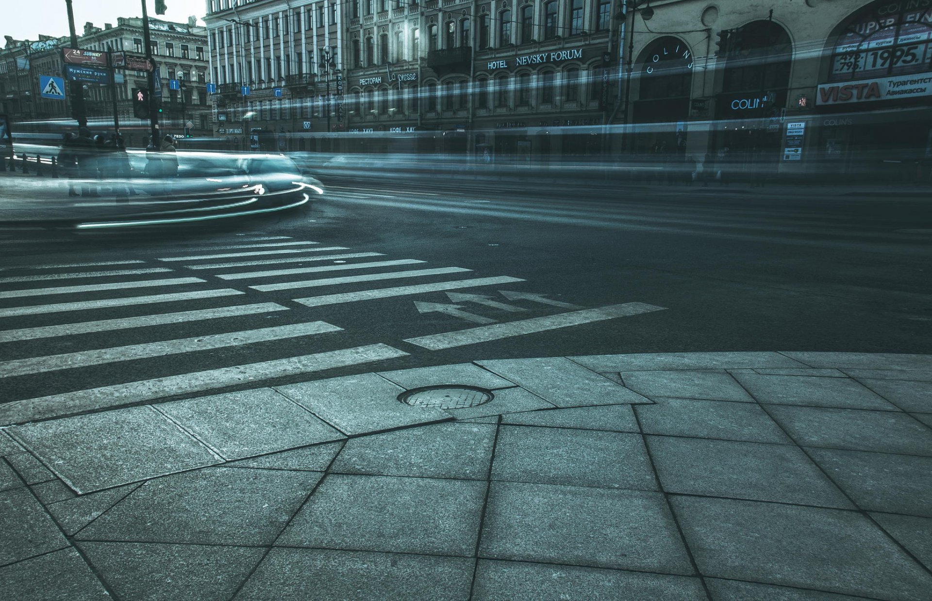 petersburg peter rosja petersburg newski prospekt ulica ruch samochody wieczór