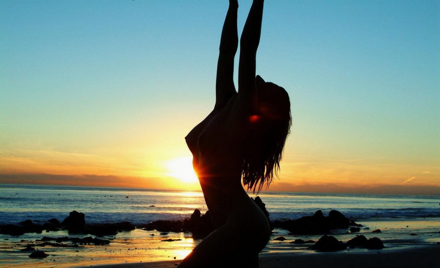 sylwetka słońce zachód słońca morze piasek fale