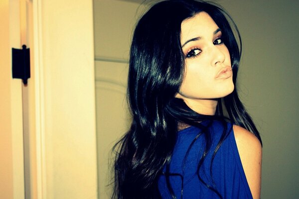 Piękna brunetka o wyrazistym spojrzeniu